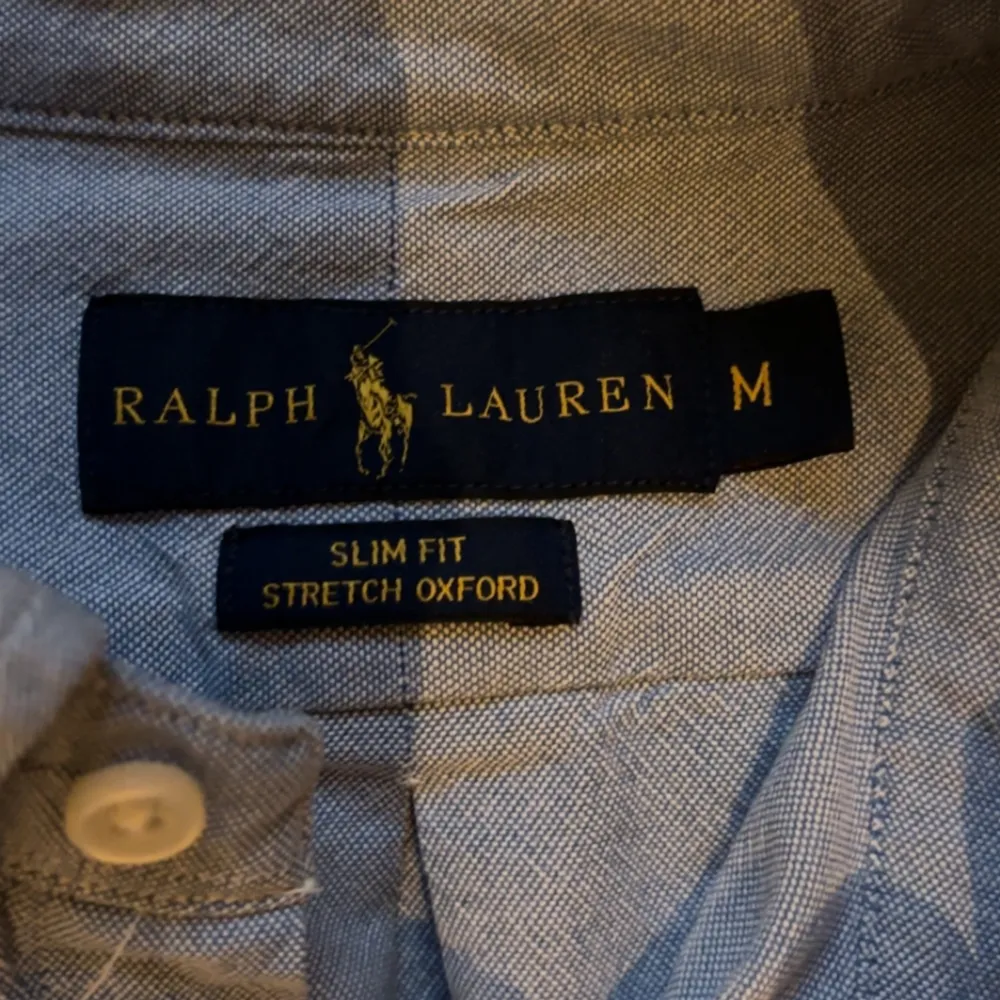 Ralph Lauren skjorta i ljusblå färg | Storlek: M, slimfit Oxford | Nypris: 1599kr | Mitt pris 399 | Skick: 9,5/10, knappt använd. . Skjortor.