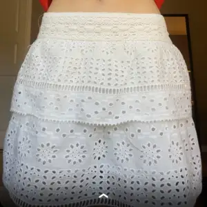 Kollar intresse på denna superfina kjol från zara! Dock har den inte komit till sådan användning jag velat och darför funderar jag på att sälja den!💕