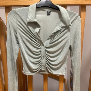 cropped skjortblus - cropped mintgrön skjortblus från Shein. använd 1-2 gånger. 