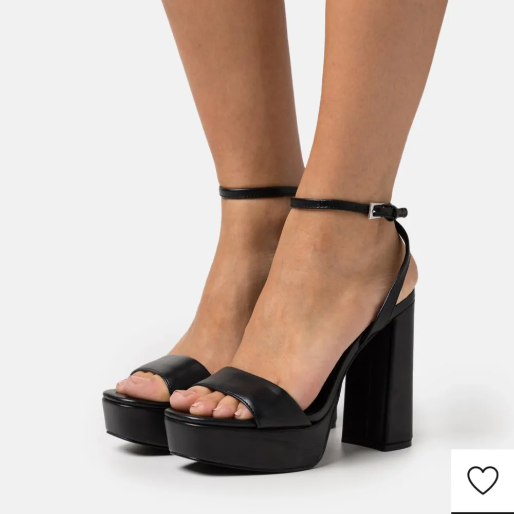 Säljer mina Steve Madden klackar. Bara använt 3 gånger, utmärkt skick. Köpte på Zalando för 907kr och säljer för 650kr. Pris kan diskuteras.. Skor.