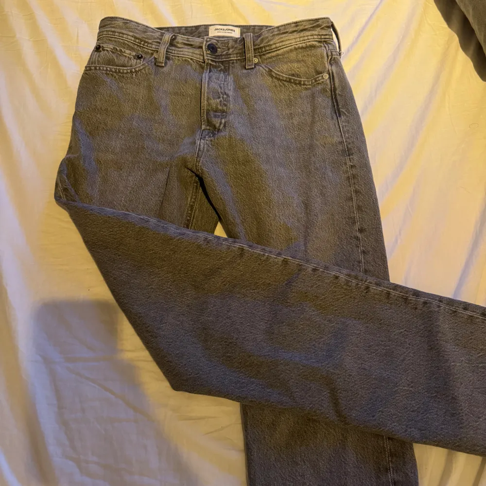 Hej säljer mina Jack & Jones Jeans som aldrig är använda eftersom att de är förstora för mig och jag ångrar att jag behöll dem. Storleken är 30x34 och skicket är 10/10! Skriv om ni är intresserade!😁. Jeans & Byxor.