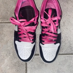 Jordan 1 low rosa  - Inte mycket använda knappt någon crease alls och mycket bra skick 