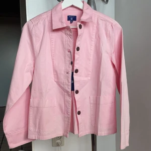 Gant vårjacka - Snygg rosa jacka perfekt till våren sommaren från Gant. Helt oanvänd med lappen kvar. Pris kan diskuteras om du är intresserad ❤️