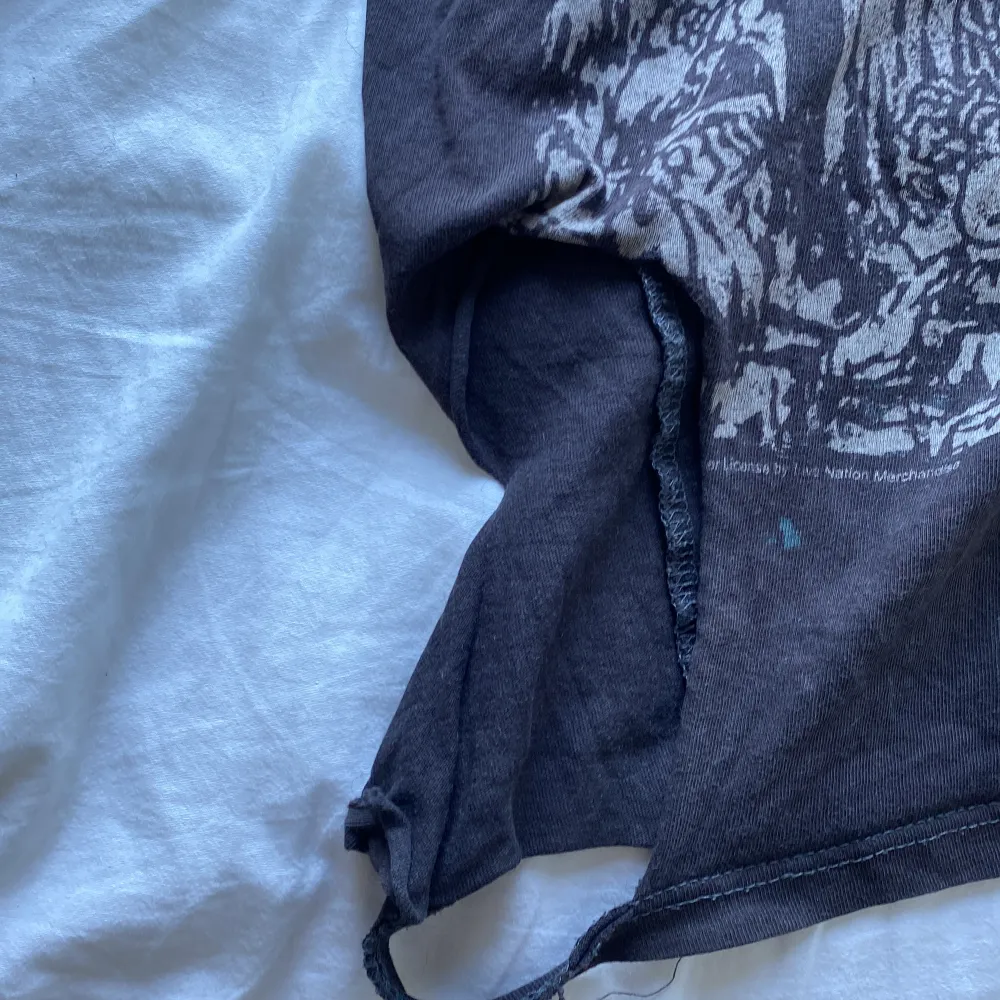 Så bekväm Misfits tshirt i storlek xl. Den har ett stort hål, se bild 3. T-shirts.