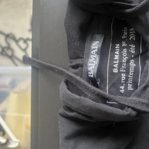 Balmain bomullshoodie - Nyskick Hoodie med tunt bomullsmaterial,  Köpt för 250 euro på balmains hemsida. 