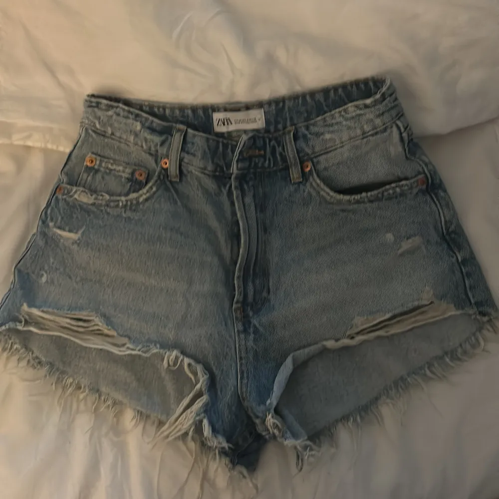 Säljer dessa jeansshorts från zara pga att de inte kommer till användning, använda 1 gång och nypris 329kr🎀💗. Shorts.