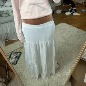 Sjukt fin kjol i storlek M från stradivarius 