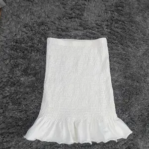 Superfin vit kjol med volanger på slutet!💕 knappt använd och har inga defekter!  Man kan använda den till både kjol och topp