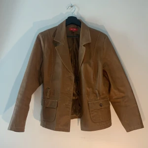 Läder jacka  - Säljer denna läder jacka. Står XL men är ganska tight. Kommer med bälte. Pris kan diskuteras. Skriv vid frågor. 