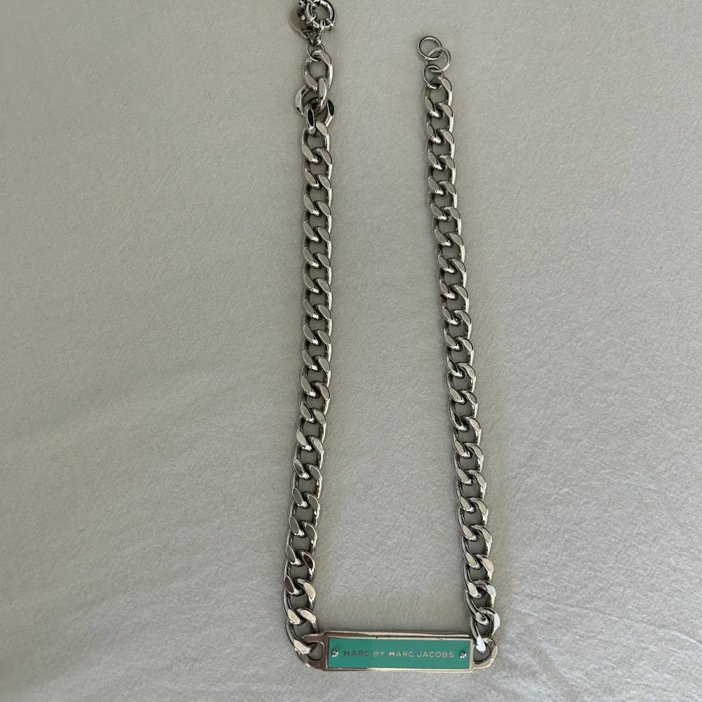 Silverfärgat halsband i stål från Marc Jacobs. . Accessoarer.