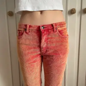 Super coola jeans köpt second hand!passar s/xs (någon som är 170 och kortare)super unika 