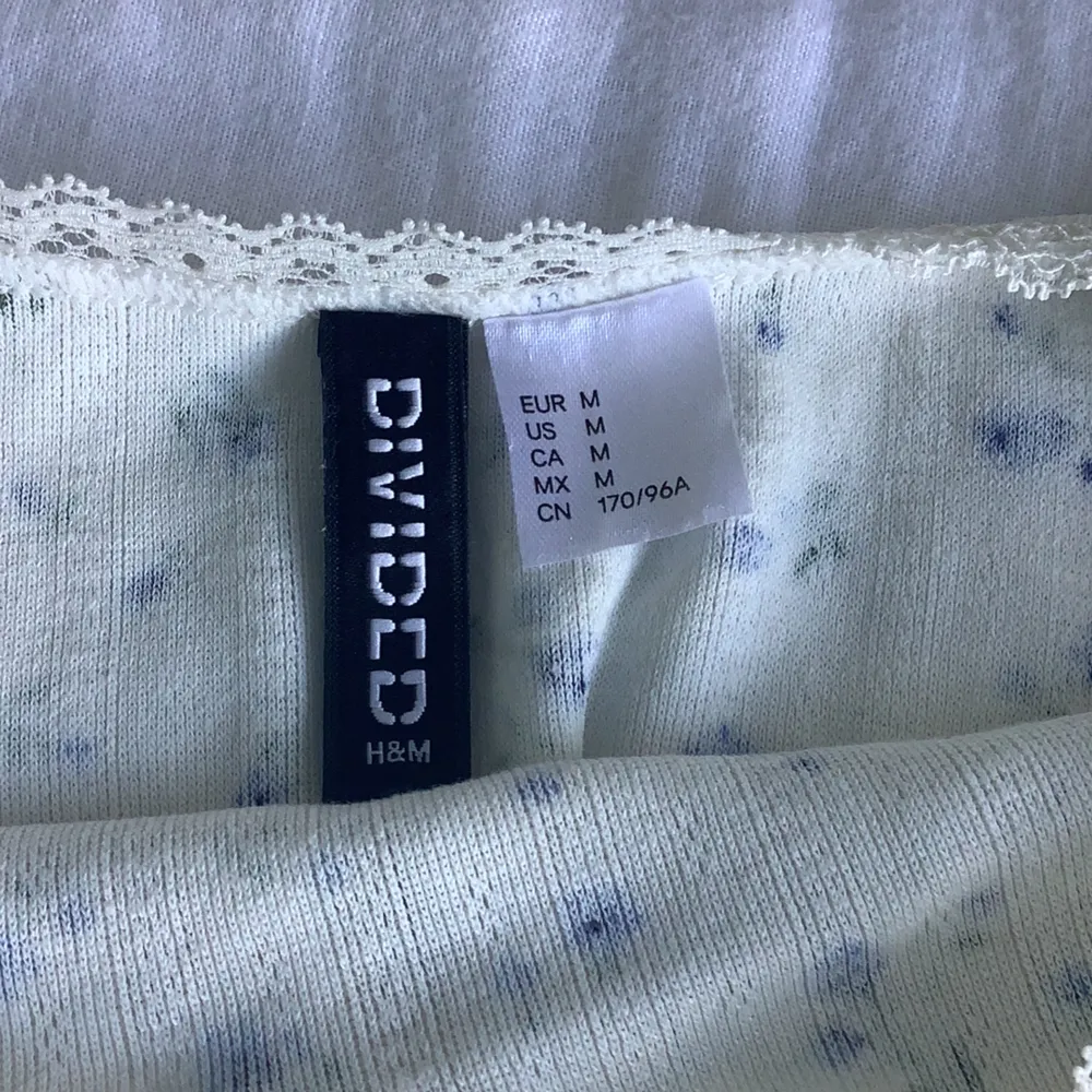 Jätefint linne med små blåa blommor på ifrån H&M, storlek M men skulle säga att den sitter som en s/m ❤️ aldrig andvänd , endast testad i butik💐 jag köpt för 150kr och jätte bra skick 🌺🌺. Toppar.