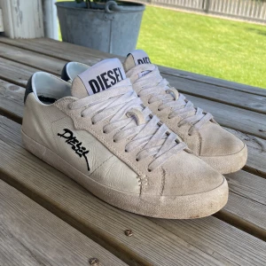 Diesel skor - Tja! Säljer nu min unika men sjukt snygga diesel skor. Storlek 39 passar 40 lika bra. Fint skick förutom lite smutsiga och sönder inuti hälen. Nypris runt 2400. Hör av er vid fler bilder, frågor el funderingar🙂 Priset ej hugget i sten 🪨 