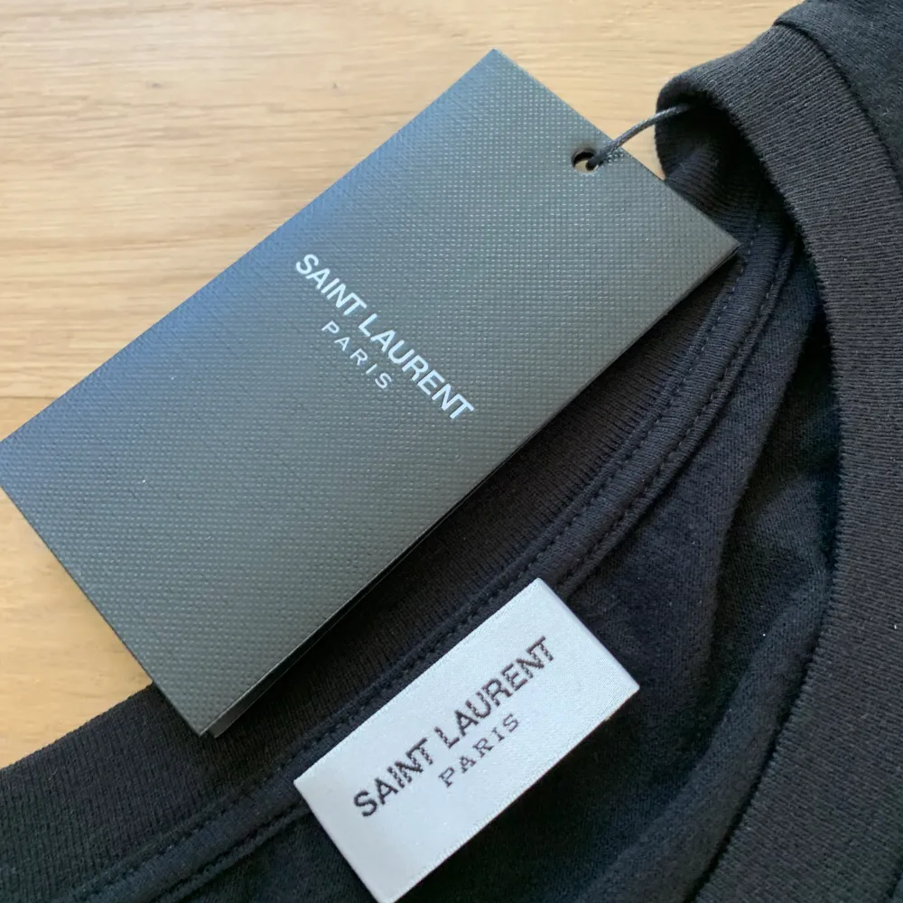 Ascool Yves Saint Laurent tischa som är sprillans ny med alla tags kvar! Sjukaste stealen jag nånsin haft, eftersom nypriset på t-shirten är enormt mycket högre (båda samma skick). Storlek S normal i storlek. Äkta, vid köp ingår originalförpackningen. T-shirts.