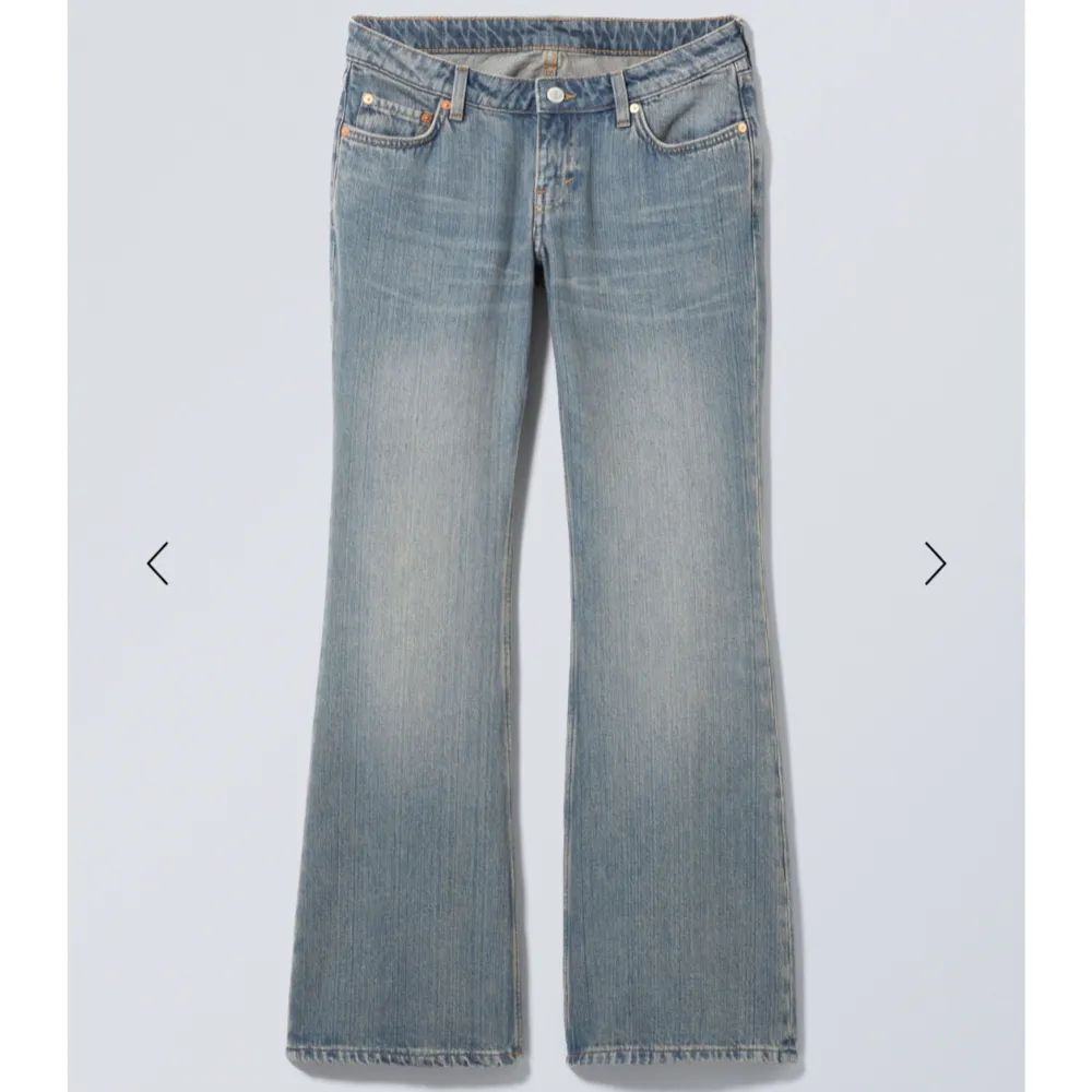 Säljer mina jeans från weekday, knappast använde och bra längd på mig som är 174😊💕storlek W 29 L 34. Jeans & Byxor.