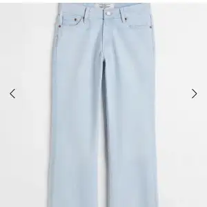 Ljusblåa jeans från HM, modell 90’s flare, storlek S. Bilden gör dem inte riktigt rättvisa i färgen. Bra skick. Kom privat för fler bilder ❤️