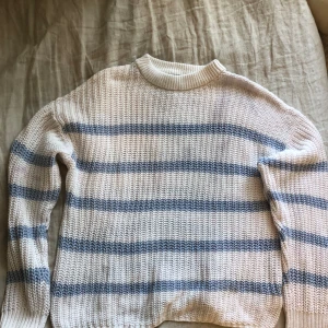 Blå, vit stickad tröja - Storlek M, från Lager 157.
