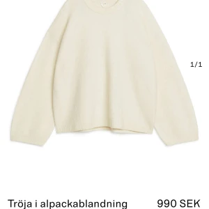 Stickad tröja från Arket  - Vit stickad tröja från Arket i storlek XXS. Tröjan är i fint skick, ganska stor i storleken (jag har i vanliga fall XS) 