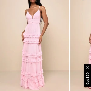 Balklänning - Säljer denna otroligt fina ljusrosa balklänning från Lulus! Helt oanvänd då den är för liten för mig (får inte igen den helt i ryggen). Jag är vanligtvis en 36. Köpt för 1750kr, säljer för 1500kr!