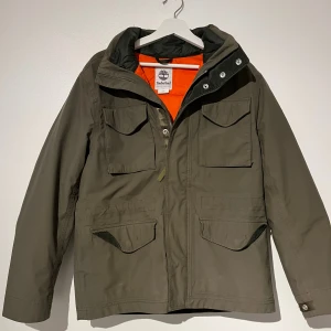 Fieldjacka - Tja, vi säljer denna feta field jackan från Timberland som har en dun jacka innuti och som går att ta ut som en enskild jacka! (9/10 i skicka och inga deffekter)