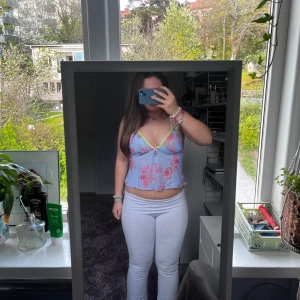 intressekoll på sommar topp - jag ville köra en intressekoll på denna super fina topp från urban outfitters som jag köpte i paris förra året. kan skcika fler bilder privat