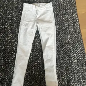 Ett par vita slim byxor från h&m🤍 aldrig använd bara testad🤍 säljer pga att dem är alldeles för stora och tar bara plats🤍 vid men frågor eller bilder kontakta bara mig🤍