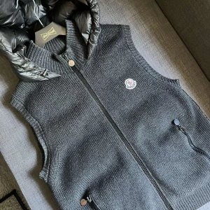 Moncler väst  - Säljer en unik och snygg moncler väst  Size M  Cond 8.5/10 Jätte fin 