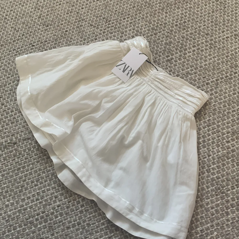 Original pris: 300💘 Pris nu: 150⭐️ En kjol från barnavdelningen på Zara🩷 Kunde inte lämna tillbaka den så säljer den. Super fin och inte andvänd🩷. Kjolar.
