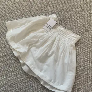 Original pris: 300💘 Pris nu: 150⭐️ En kjol från barnavdelningen på Zara🩷 Kunde inte lämna tillbaka den så säljer den. Super fin och inte andvänd🩷