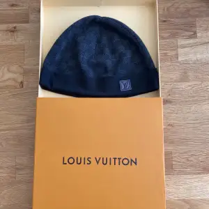 Äkta Louis Vuitton mössa, den är använd säljer den för lägre pris för jag har använt den, gammal modell på mössan, pris kan diskuteras 