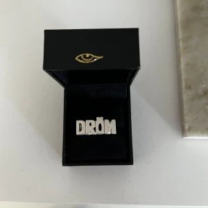 Dröm Ring - Säljer min fina ”dröm ring” från Maria Nilsdotter! Ringen är i nyskick och köpt i vintras 💕 Nypris ligger runt 4500kr och lägger nu ut den för 3000kr, priset går att förhandla.