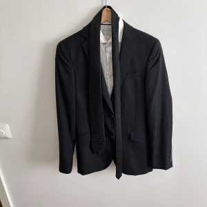Kostym kavaj och skjorta  - Kostym kavaj och skjorta från selected home. Slipsen följer med!  Kavajens storlek är S Skjortans storlek är slim fit Perfekt för dig som ska ta studenten i år ! 