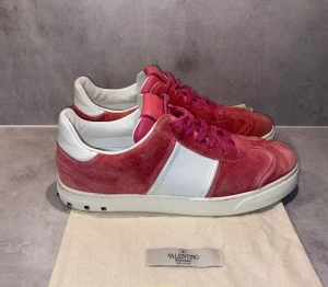 Valentino Flycrews - Säljer nu mina Valentino Flycrews. Skorna är väldigt svår att få tag på då den slutades att tillverkas för ca 9 års sedan. Det som man får med är en dustbag då jag tappade bort lådan. Skick 9/10. 