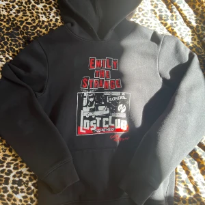 emily the strange hoodie - jättefin och bra skick men tyvärr för liten, står storlek m i men skulle säga att den är mer s-xs 
