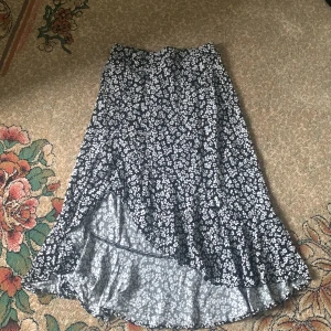 Kjol - Jag använder inte kjolen längre har haft den vara på skolavslutningen och inte mer. Den har vackra blommor och är väldigt skön och ha☺️