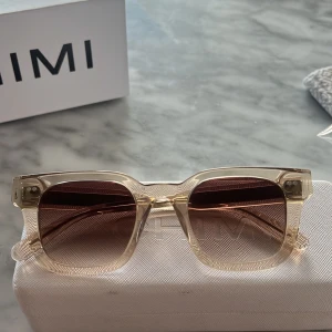 Chimi solglasögon  - Säljer mina chimis i modell 04 färg ecru💞Nypris 1350. Pris går att diskutera☺️