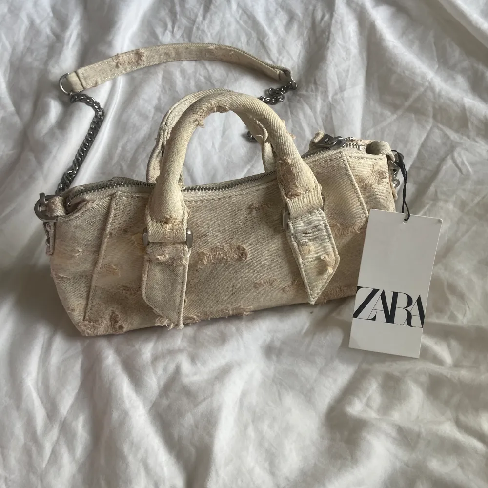 Helt ny väska från Zara! Aldrig använd med prislapparna kvar💕 Superfin och perfekt nu till sommaren💕. Väskor.