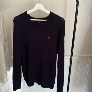 Stickad Polo Ralph Lauren tröja - Nypris 1700kr men säljer min för endast 950kr. Skick 9,5/10 då jag knappt använt den.