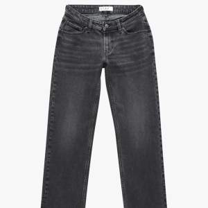 Säljer mina lågmidjade stay jeans från Carlings! I super bra skick, nypris: 600kr. I strl Xs och de är straight leg❤️