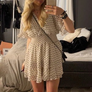 Prickig klänning  - Säljer denna prickiga klänning från Zara då den inte kommer till användning längre☺️ använd 1 gång, storlek S💞 skriv för mer bilder