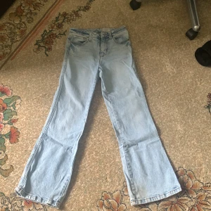 Jeans - Ett par byxor i storlek 156 för barn. Använt 1 gång var för liten på mig. Jättefin, har små pärlor på sidorna.