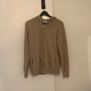 Kashmir merinoull bladning. Zip - Kaschmir  merinoull i fint skick inga defekter alls, har haft den nu i en dryg månad och det är fortfarande i nyskick.  Inga defekter alls Skriv vid minsta lilla intresse  Storlek S