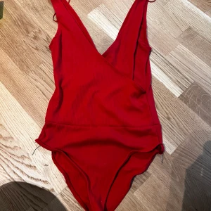 röd body - röd body från zara. köpt av mig på vinted men aldrig använd, fint skick. storlek S