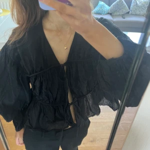 Blus med rosetter - Säljer denna jättefina blusen från Lindex. Finns inte längre på hemsidan!🩷