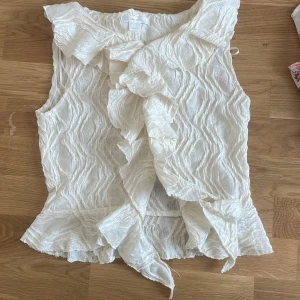 Snygg blus💘 - Jättefin tröja från Gina Tricot använt cirka 3 gånger 💘