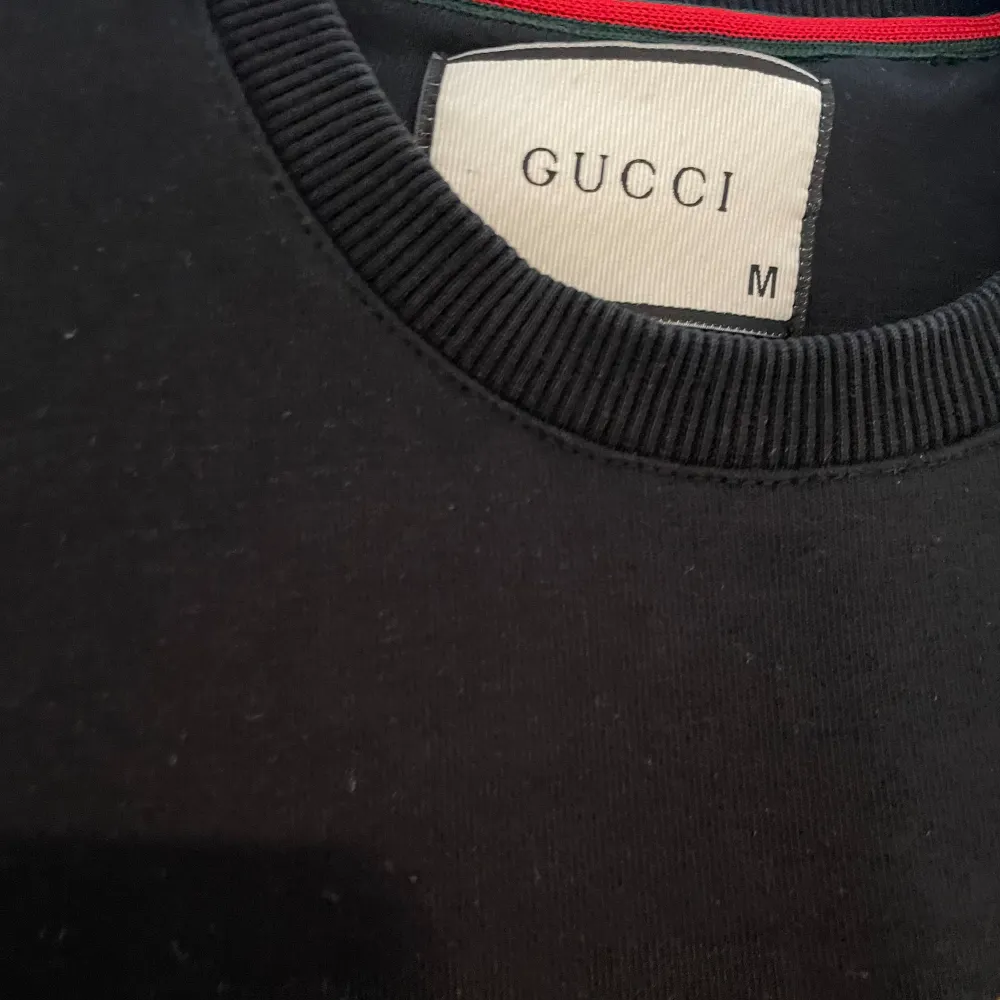 Säljer nu denna Gucci tröja då den har blivit för liten, tröjan är knappt använd och är i topp skick, vid funderingar hör av er.  Om man köper både denna och dior tröjan (kolla mitt konto) kan man köpa dem för 600kr.. Tröjor & Koftor.