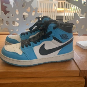 Jordans - Säljer nu mina super fina Jordans! Använt ganska mycket som man kanske ser på bilderna! Vet ej om de är äkta därav priset