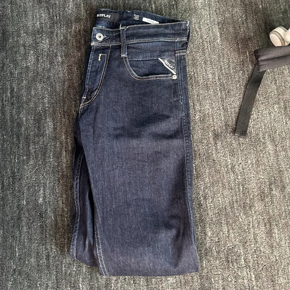 Ett par snygga Replay Anbass jeans. Storlek 30,32. Skick 9,5/10. Nypris:1799kr. Kom privat vid fler funderingar🙌🏼. Jeans & Byxor.