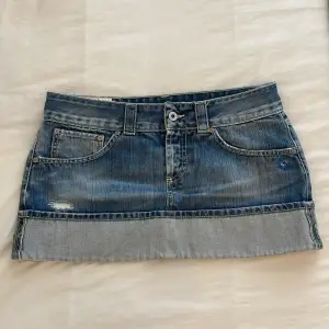 Hej, säljer en jätte gullig jeans kjol för att den är för stor för mig därav så kommer den inte till användning💘Kolla gärna mina andra plagg! 