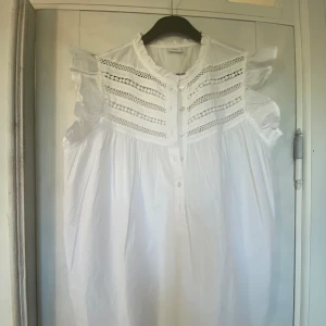 Helt ny Nümph blus - Jättefin vit trendig Nümph blus. Helt ny med lappar kvar. Aldrig använd. Storlek 40. Nypris 650kr.